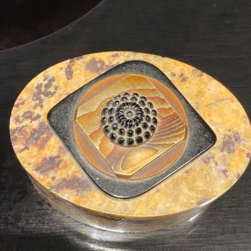 GRANDMOTHERS BUTTONS JEWELRY BOX